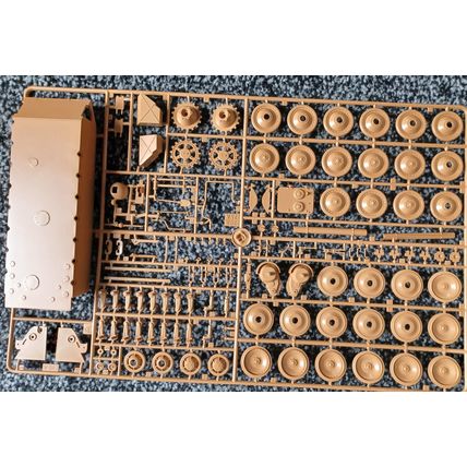 ITALERI 1/35,GERMAN STANDARD TANK " PANTHER A.U.S.F A UNMADE KIT) "