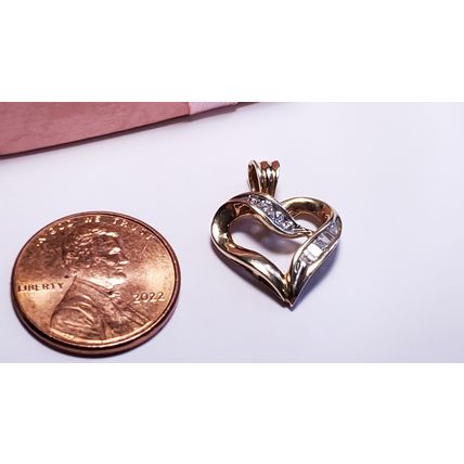 Estate .22ctw Natural Rd & Baquette Diamond 10Kt Y/Gold Open Heart Pendant#20712