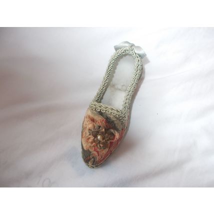 SHOE VINTAGE DECORATED ON FRONT AND ROUND SIDES (27/01)