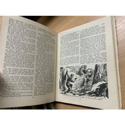 1945 "KNOCKOUT FUN BOOK 1946" ILLUSTRATED ANNUAL HARDBACK BOOK (P4)
