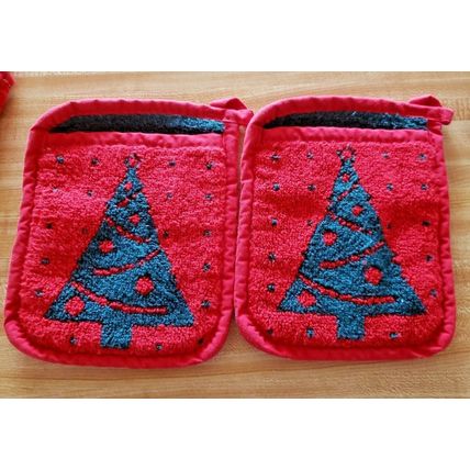 Christmas Linens 2 Pot Holders 2 Terry Dish Clothes 1 Child Santa Purse 2 Hats