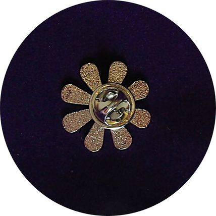 Daisy Enamelled Pin Badge Metal in velvet bag 2.5 cm x 2.5 cm Gift Badges BA61