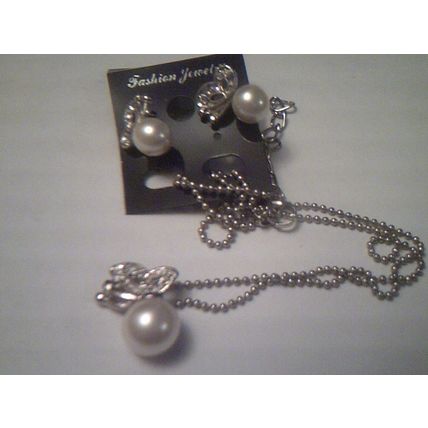 Faux pearl necklace and stud earrings set