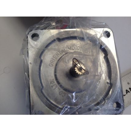 NEW ORIENTAL INDUCTION MOTOR 5IK40GK-AA VEXTA 51K40GK-AA 40WATT 115VAC 8UF,DI,TJ