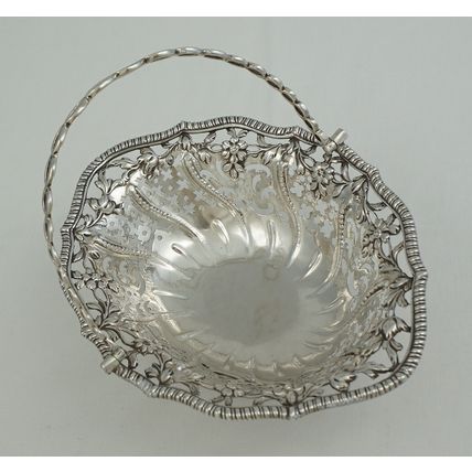 6" Swing Handled Epergne Sweetmeats Basket, London 1768, Thomas Foster, 152mm