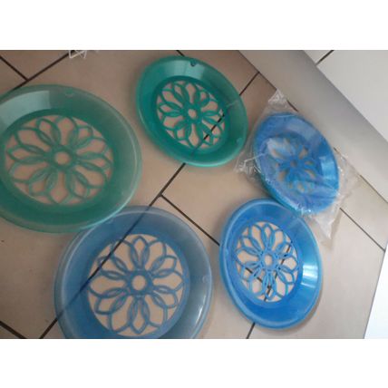 6 Picnic Party Plates unusual Doily Cut-Outs, 3 of each of two colours BN set 2
