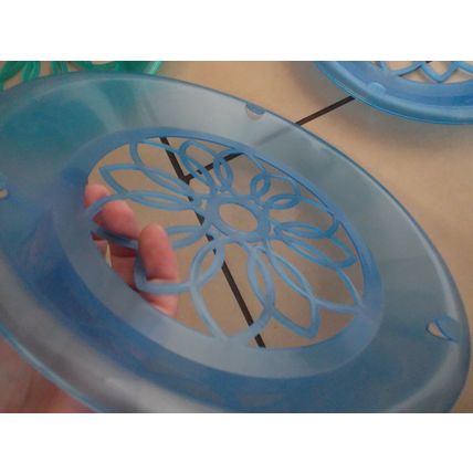 6 Picnic Party Plates unusual Doily Cut-Outs, 3 of each of two colours BN set 2