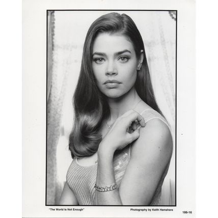 PHOTOGRAPH - JAMES BOND: THE WORLD IS NOT ENOUGH 5