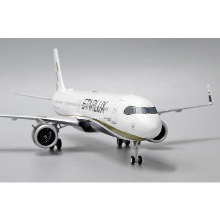 A321NEO STARLUX REG: B-58201 WITH STAND - JC WINGS EW221N001 1/200