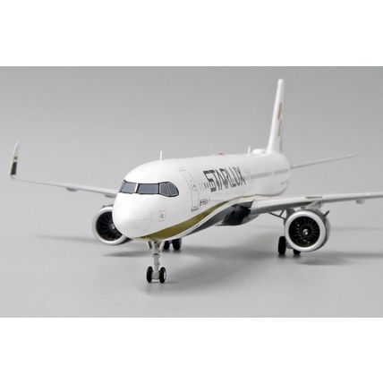 A321NEO STARLUX REG: B-58201 WITH STAND - JC WINGS EW221N001 1/200