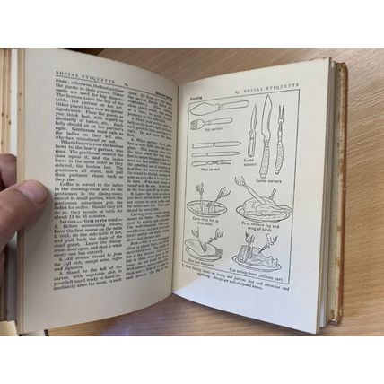 1950 ELIZABETH CRAIG "1000 HOUSEHOLD HINTS" ILLUSTRATED HARDBACK BOOK (P3)