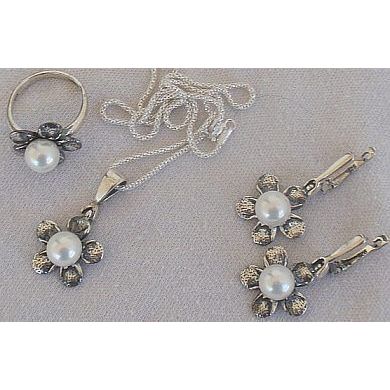 White artificial pearls set