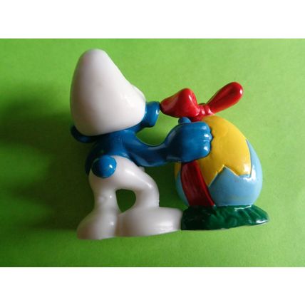 Easter Smurf with large Easter egg