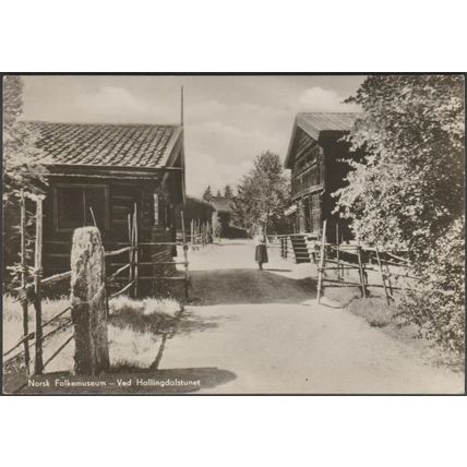 Ved Hallingdalstunet, Norsk Folkemuseum, 1930 - Norsk Folkemuseum Foto Postkort