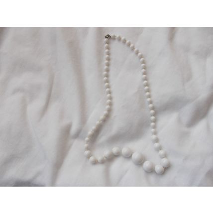 NECKLACE /WHITE GRADUATING PLASTIC APPROX 18" (09/01)