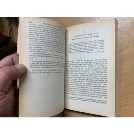 1967 SIR ERNEST GOWERS "THE COMPLETE PLAIN WORDS" LANGUAGE PAPERBACK BOOK (P2)