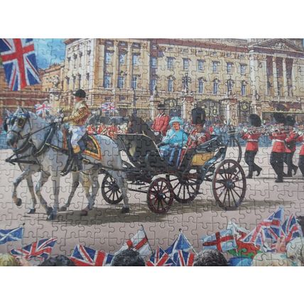 GIBSONS JIGSAW PUZZLE 1000 PIECES BUCKINGHAM PALACE GUARDS FLY PAST