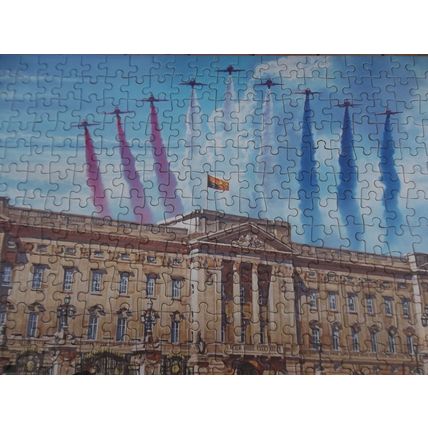 GIBSONS JIGSAW PUZZLE 1000 PIECES BUCKINGHAM PALACE GUARDS FLY PAST