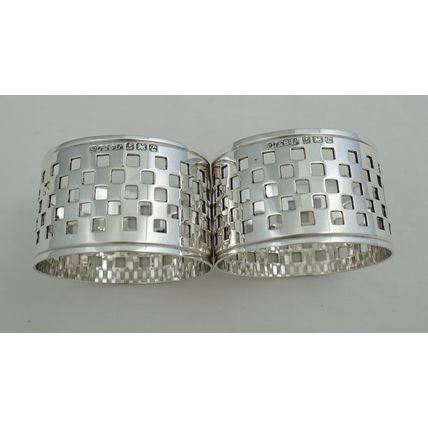 Cased Pair Sterling Napkin Rings, Birmingham 1924, 43mm, total silver 44g.
