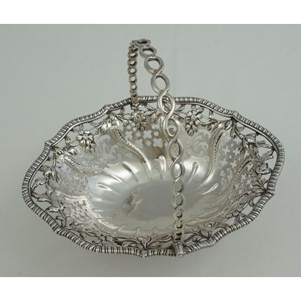 6" Swing Handled Epergne Sweetmeats Basket, London 1768, Thomas Foster, 152mm