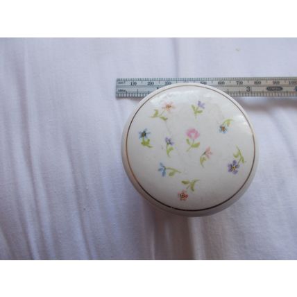 TRINKET BOX / PILL BOX HAND PAINTED MARJORIE KRORNS (15/01) #
