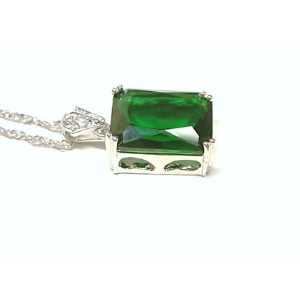 Beautiful Emerald Green Square Pendant White Gold Plated Necklace