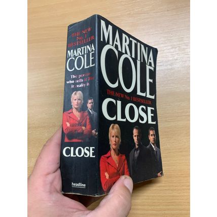 2007 MARTINA COLE "CLOSE" FICTION PAPERBACK BOOK (P3)