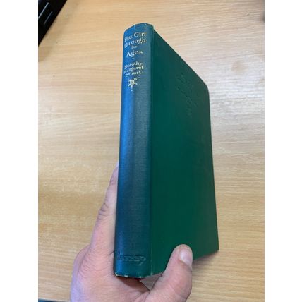 1933 1ST EDITION "THE GIRL THROUGH THE AGES" DOROTHY M STUART HARDBACK BOOK (P4)