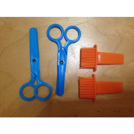 Vintage 1977 play-Doh Fuzzy Pumper Barber & Beauty Shop Accessories