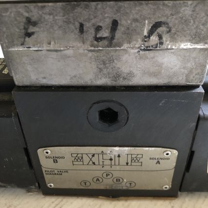NEW VICKERS 02-126110-DG4S4W-016C H 60 DIRECTIONAL VALVE 868988, 24VDC,TA