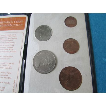 1971 QUEEN ELIZABETH II BRITAIN'S FIRST DECIMAL COINS. (zzebid)