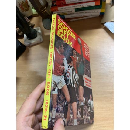 1970 "CHARLIE BUCHAN'S SOCCER GIFT BOOK 1970-71" FOOTBALL ANNUAL HB BOOK (P4)