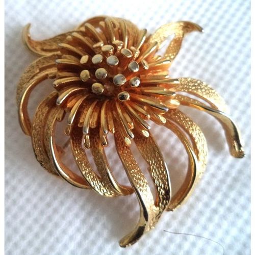 Coro 50s Gold Brooch Chrysanthemum Floral Retro Jewelry Signed Vintage Jewelry