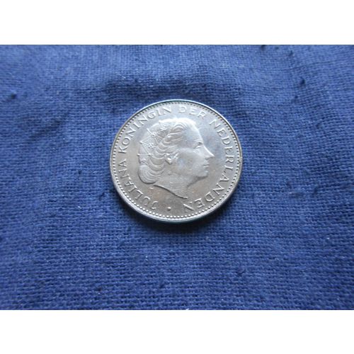 1981 NETHERLANDS 2 1/2 GULDEN COIN.
