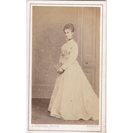 VICTORIAN CDV PHOTO -LADY WEARING LONG DRESS, HOLDING BOOK. G. HENSHALL. HANLEY