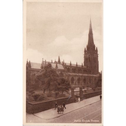 B728 PRESTON PARISH CHURCH. RP POSTCARD