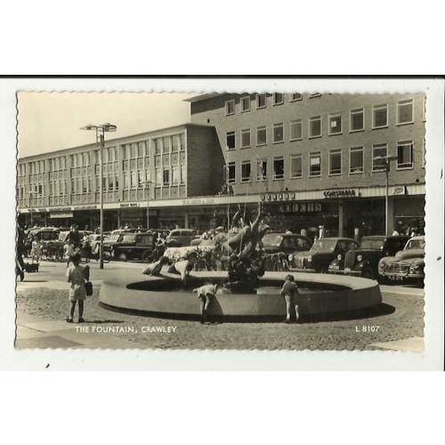 Sussex CRAWLEY The Fountain Postcard by Valentine (L 8107)