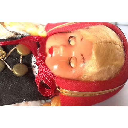 ALICE ** DOLL N. EUROPE in TRADITIONAL DRESS Black / Red Outfit 17 cm VERY GOOD