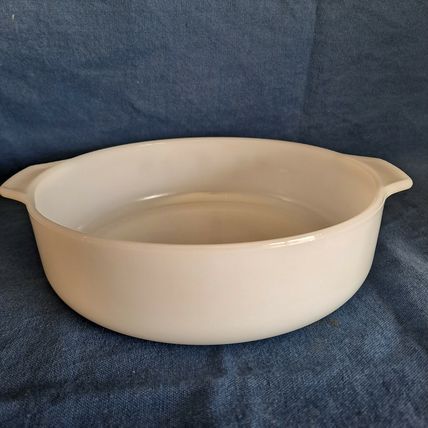 Vintage DYNAWARE CASSEROLE DISH Pyr-O-Rey Daisy Milk Glass Pan Bowl 8" Baking