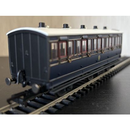 Hornby R40298 S&DJR 3rd Class 6 Wheel Navy Blue Coach No. 109, Maglights - BNIB