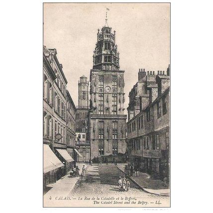 62 - Calais - la rue de la citadelle et le beffroi