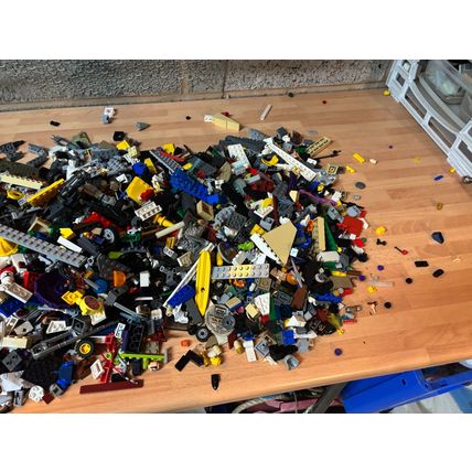 Mixed lego box 3.6kg with star wars pieces etc