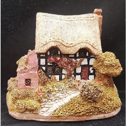 Lilliput Lane Magpie Cottage Thatched Vintage Ornament