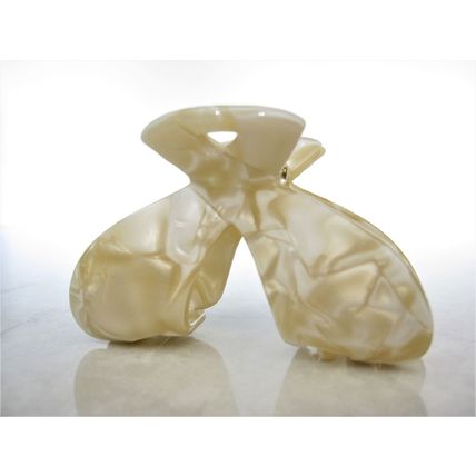 Shimmering marbled vanilla blonde white arc hair claw clip