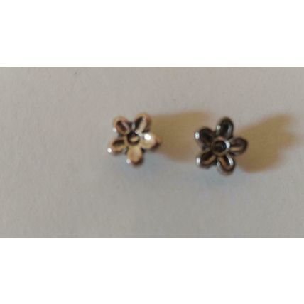 Silver Daisy Flower Earrings Pierced Stud Earrings 7mm