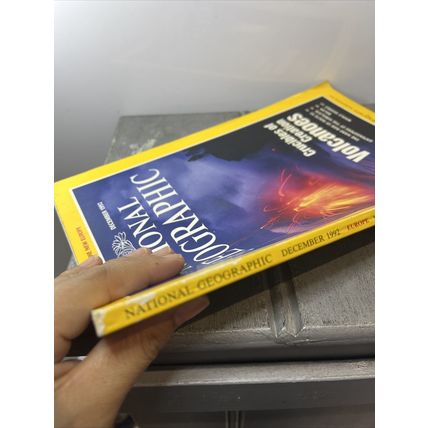 National Geographic Magazine December 1992 Cruicibles of Creation Volcanoes y