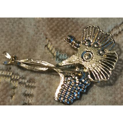 BROOCH RHINESTONE GOLDTONE FLOWER 6 X 4 CM