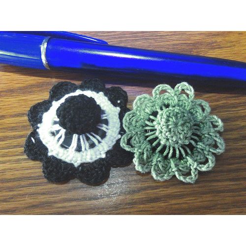Button flowers #bf013 lot of 2 crochet decoration adornment embellishment motif