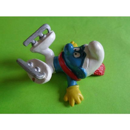 Clumsy ice skating smurf