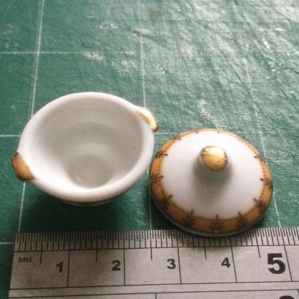 Serving Dish with Lid 1:12th Dolls House Miniature